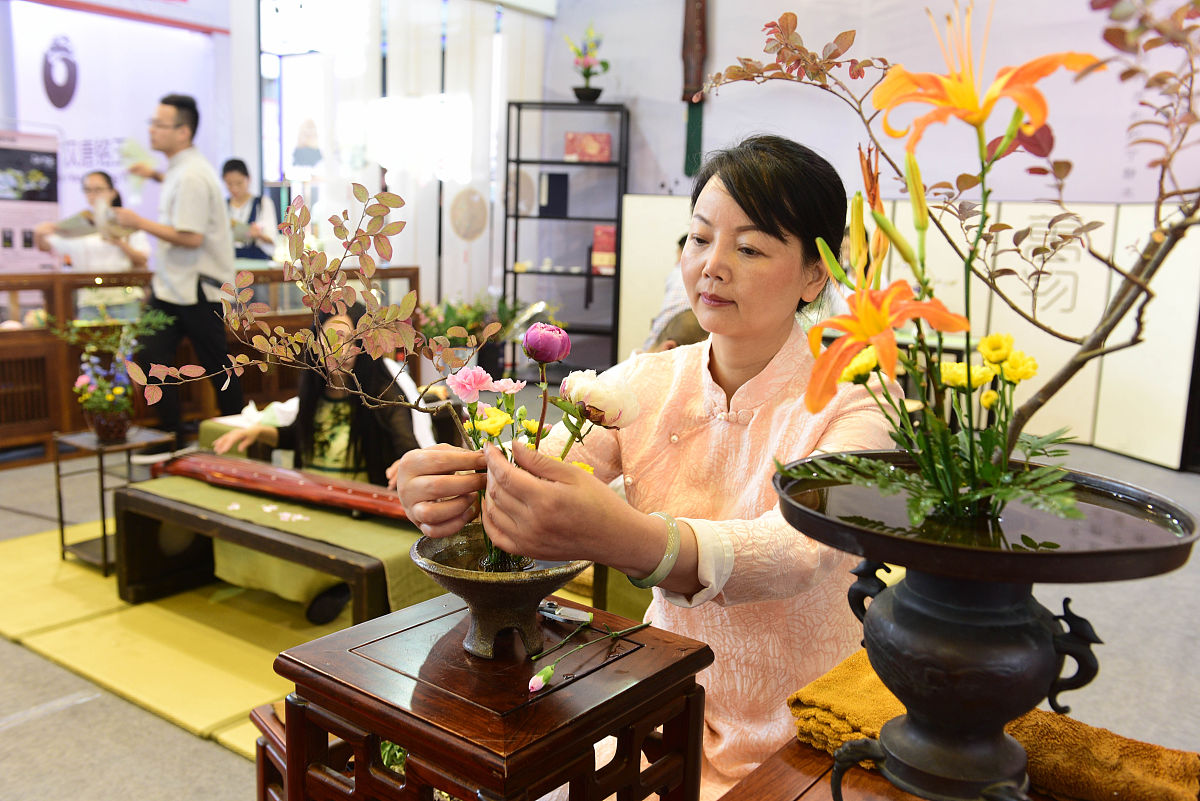2018年6月15日,江苏扬州,展会上市民观看展览,玉器,漆器,瓷器等展品吸