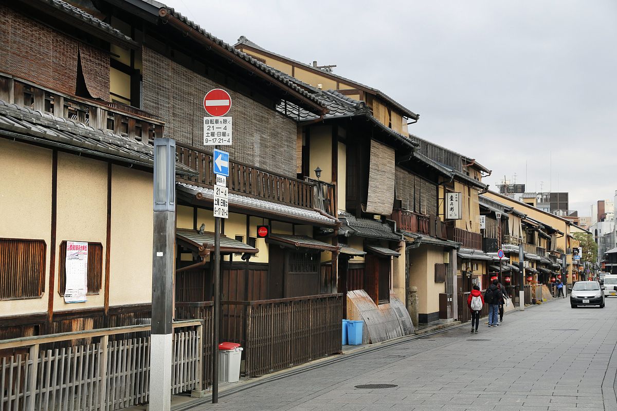 讨论一个描述一个去某个地方旅游预订酒店就在网上搜索信息的故事