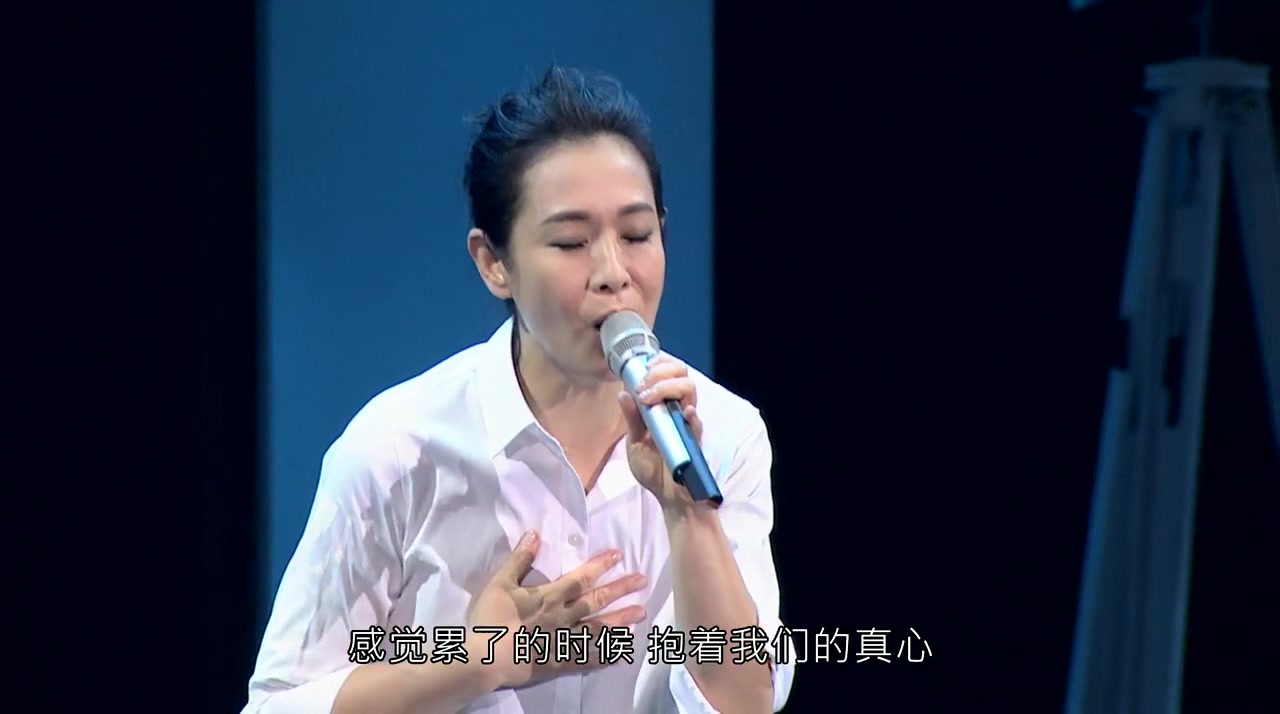 [图]刘若英返场演唱歌曲《给十五岁的自己》唱完台下观众高声尖叫