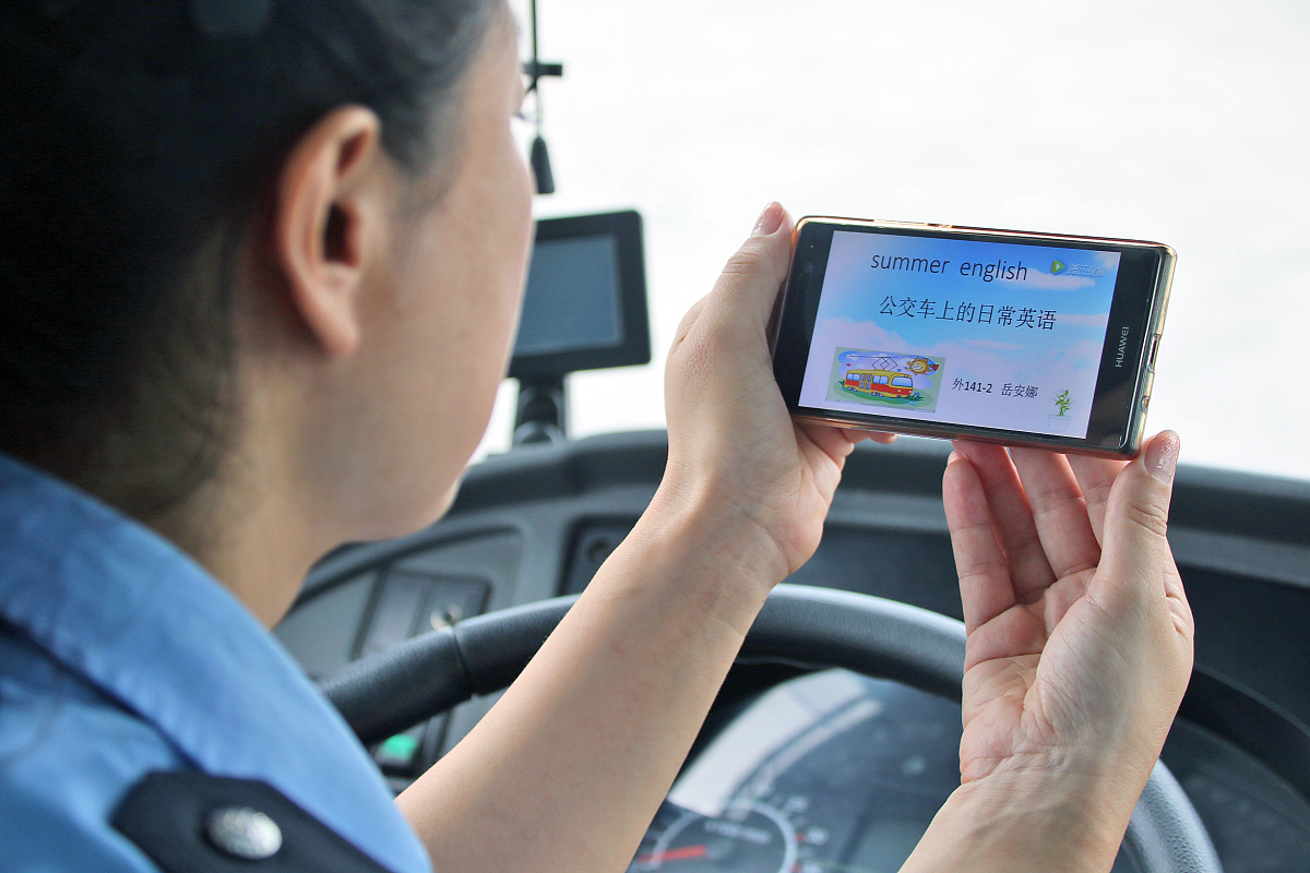 你是一个公交车司机第一站上来一个人下去一个人第二站上去两个人下去一个人请问公交车司机姓什么？