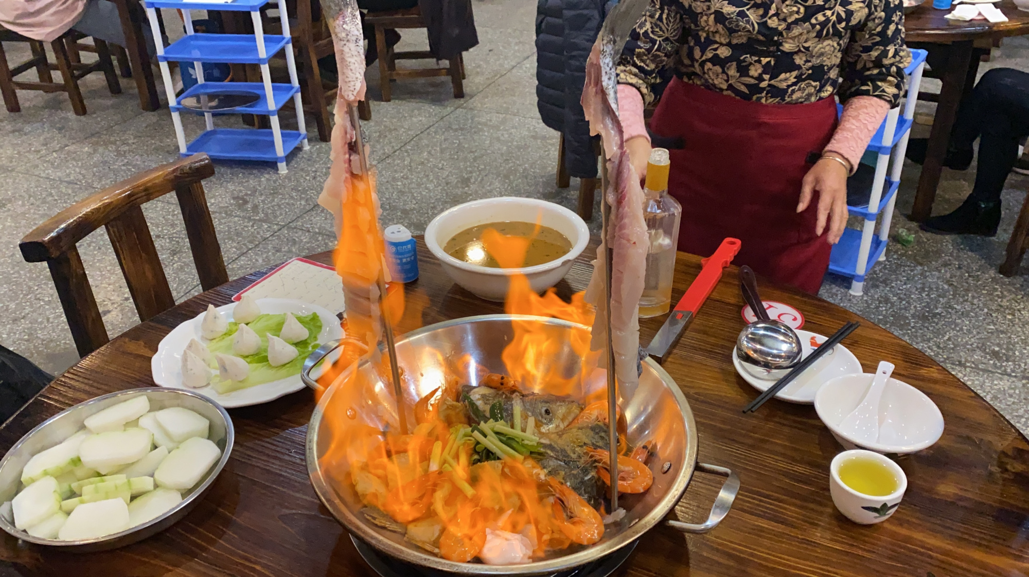 大姐把4.8斤的大头鱼吊起来煮,一份168元,鱼肉新鲜嫩滑好吃