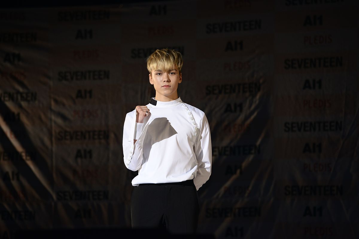 男团seventeen在举行了新专辑《al1》showcase.在当天showcase最后,se