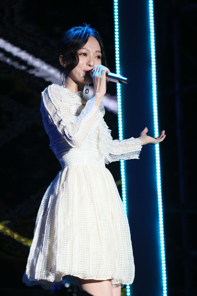 使用音乐博主的口吻对以下音乐歌词写一篇1000字生动讲评文章并且带标题歌曲：所属专辑：Ang 50歌手：张韶涵所属专辑：Ang 50教室里那台风琴 叮咚叮咚叮咛像你告白的声音 动作一直很轻微笑看你送完信 转身离开的背影喜欢你字迹清秀的关心那温热的牛奶瓶 在我手中握紧有你在的地方 我总感觉很窝心日子像旋转木马 在脑海里转不停出现那些你对我好的场景你说过牵了手就算 约定但亲爱的那并不是 爱情就像来不及