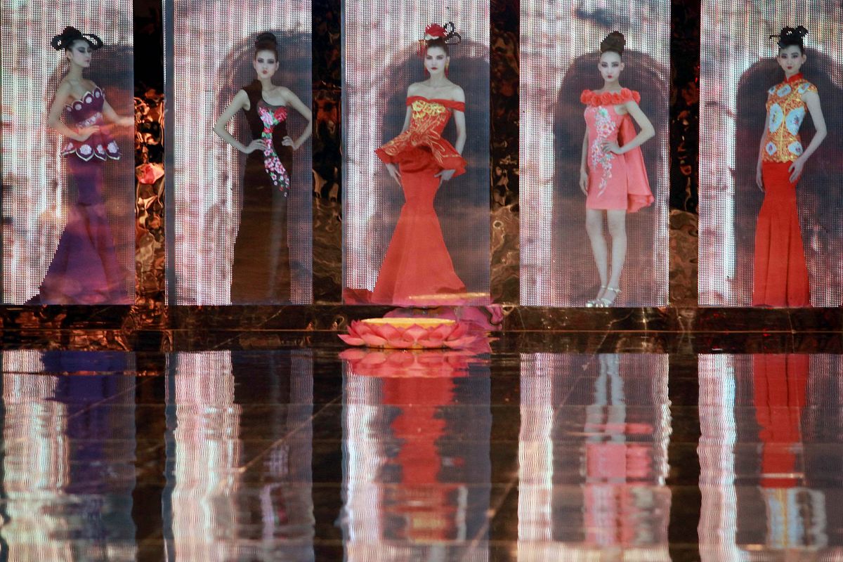 我的服装作品以《金陵十三钗》为灵感 请为这个作品写一下调研目的