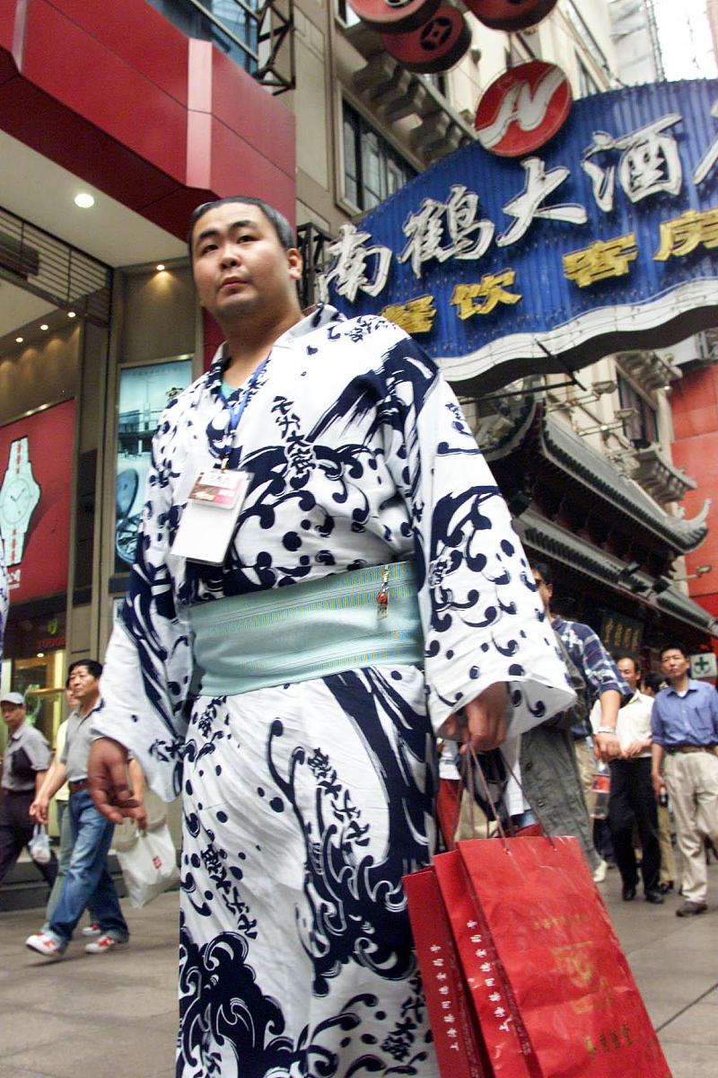 2004年6月8日,参加大相朴中国公演的日本大相扑们兴致勃勃的在上海游