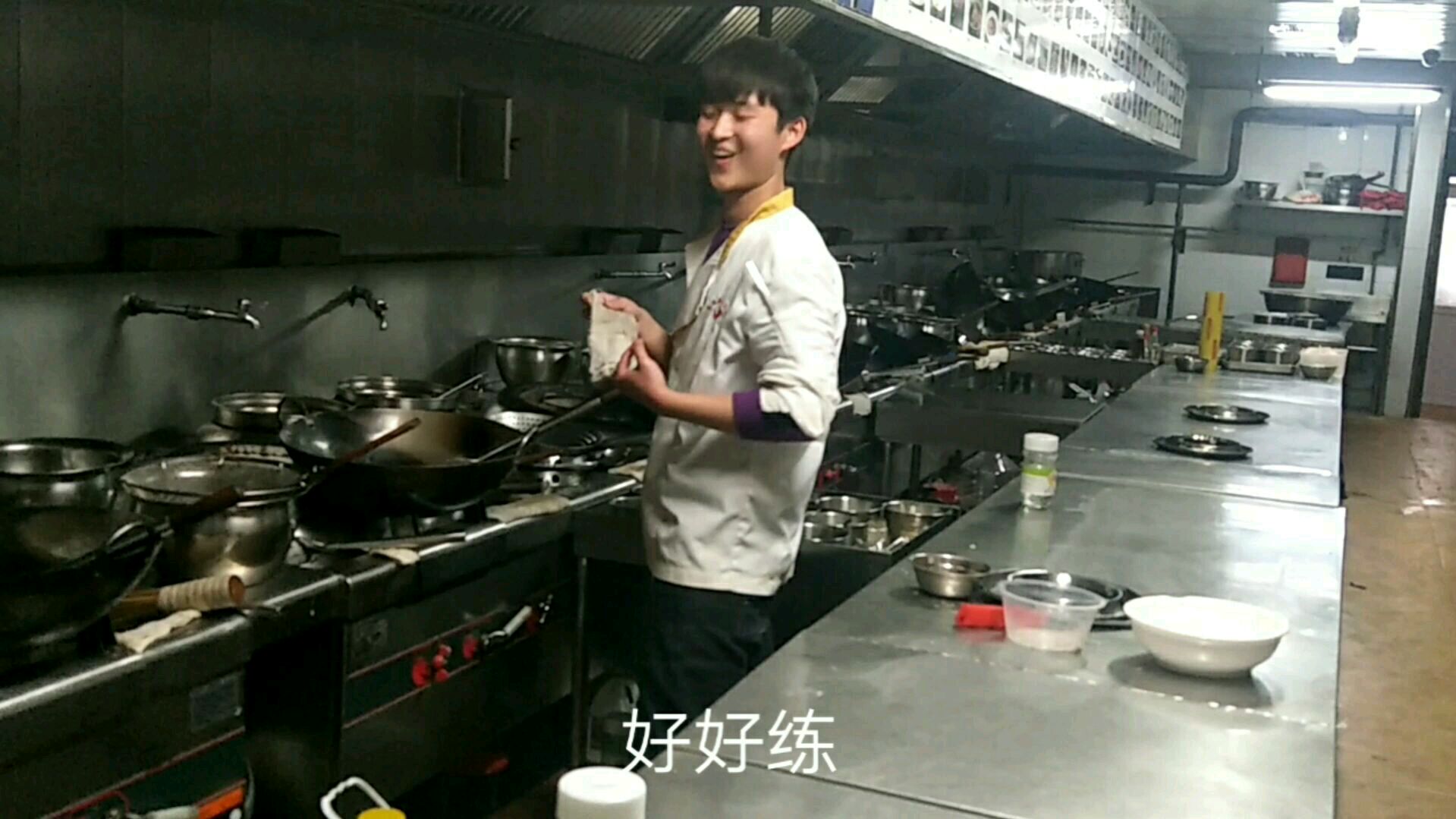 厨师学炒菜的第一步就是先学会翻锅。