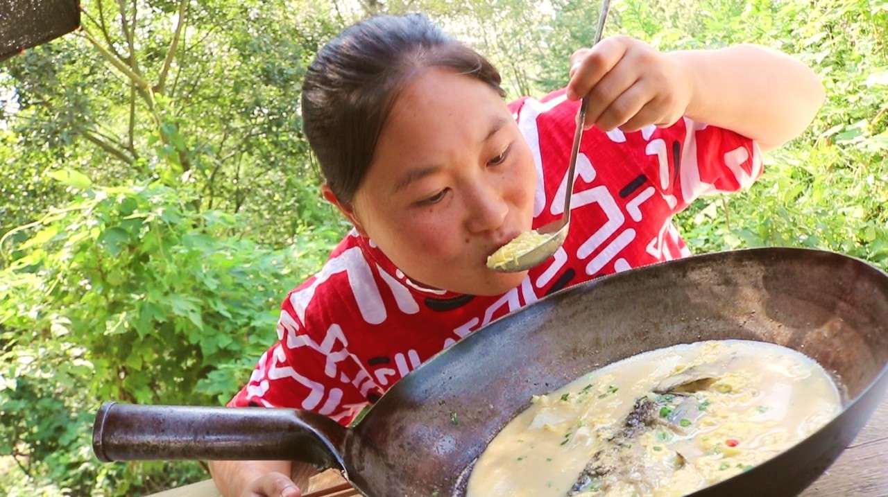 胖妹熬鲫鱼汤,汤汁奶白无腥味,直接端着锅吃,1人吃1锅,痛快