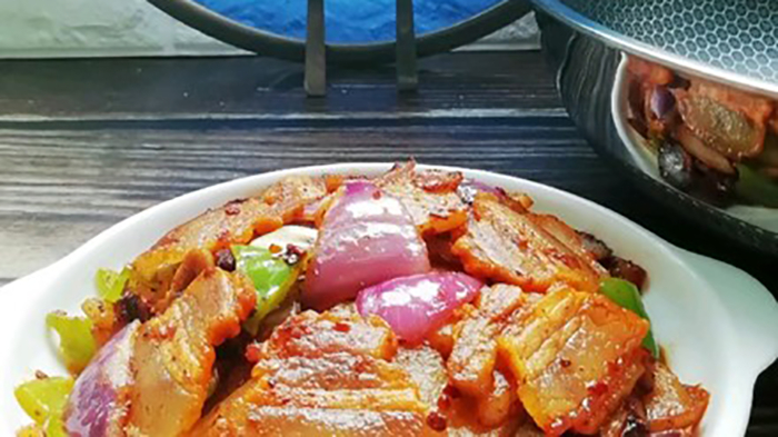 家常尖椒腊肉炒土豆,鲜香够味,用来下饭都要多吃几碗!