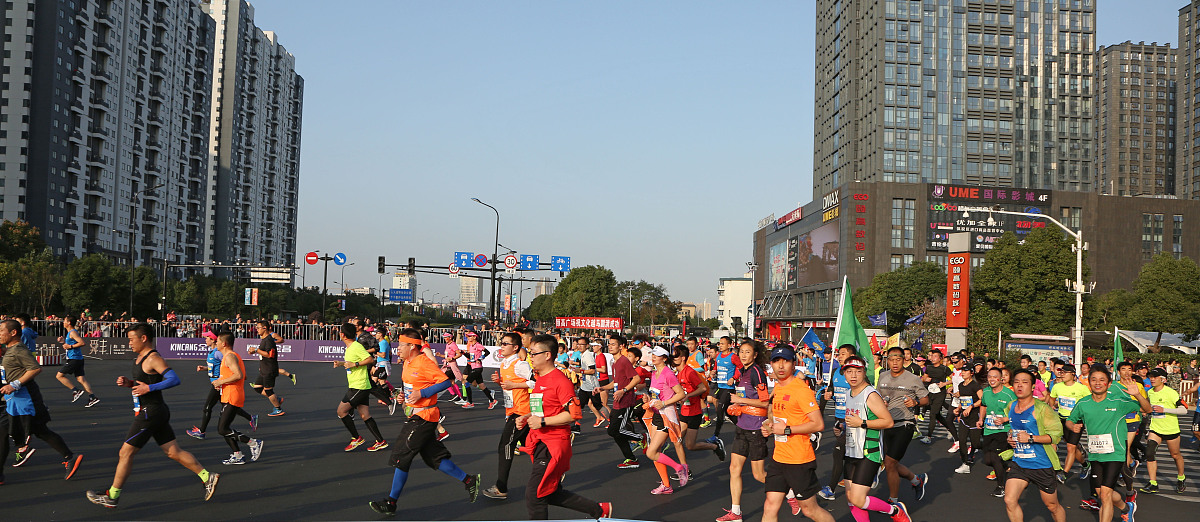 以中国的现代化建设为什么不能走西方国家现代化的老路为主题自拟标题写一篇1000字的论文要求逻辑清晰格式工整语言优美