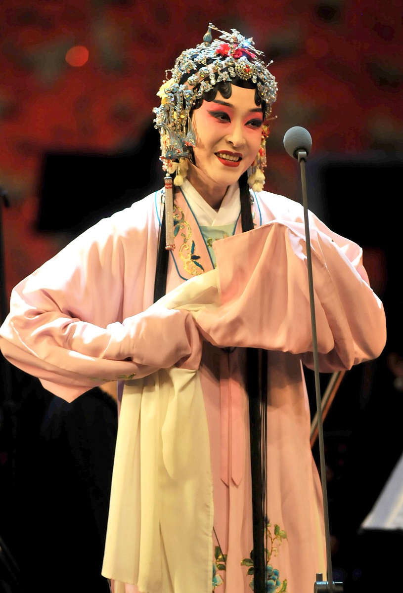 2010年2月28日,优秀青年扬剧演员李霞亮相南京戏曲名家名段交响音乐会