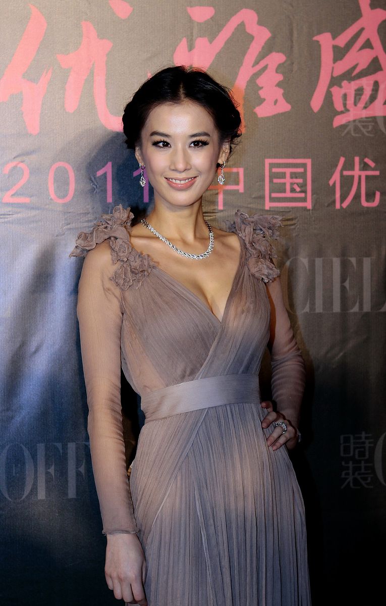 2011年10月28日,北京,明星现身女性优雅典礼.黄圣依+++_+++女性优雅典