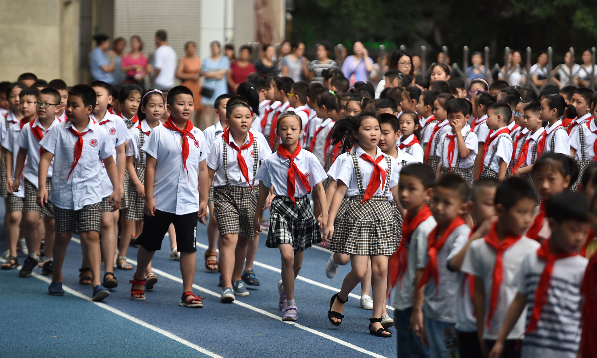 ***_***2018年9月6日,重庆市万州区电报路小学,师生齐聚操场,升国旗唱