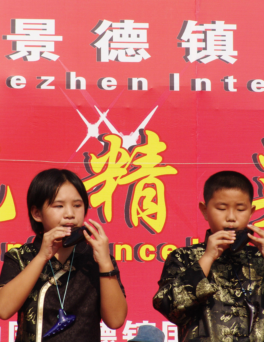 你是现在最红的创作歌手请创作一首 中国风歌曲 的词主题是青花瓷。