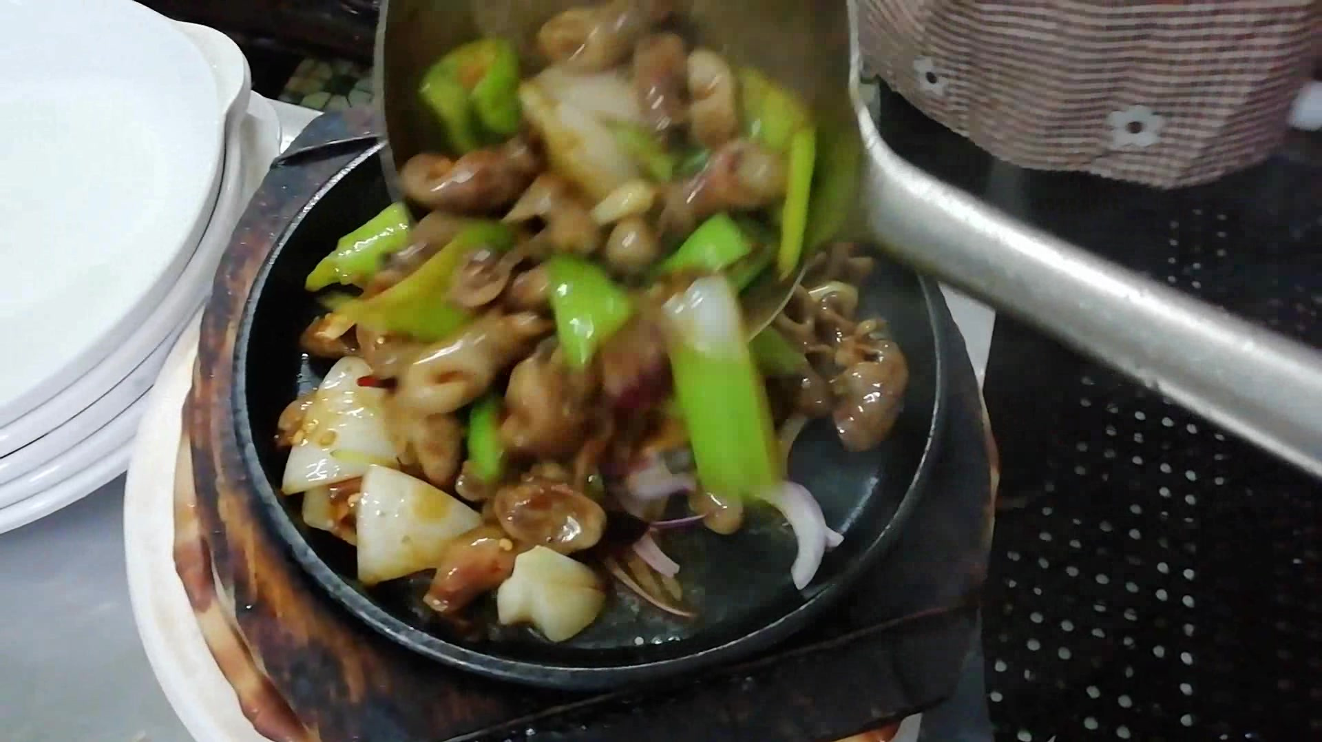店里的招牌铁板鱼肚,看看大厨怎么做,难怪那么好吃