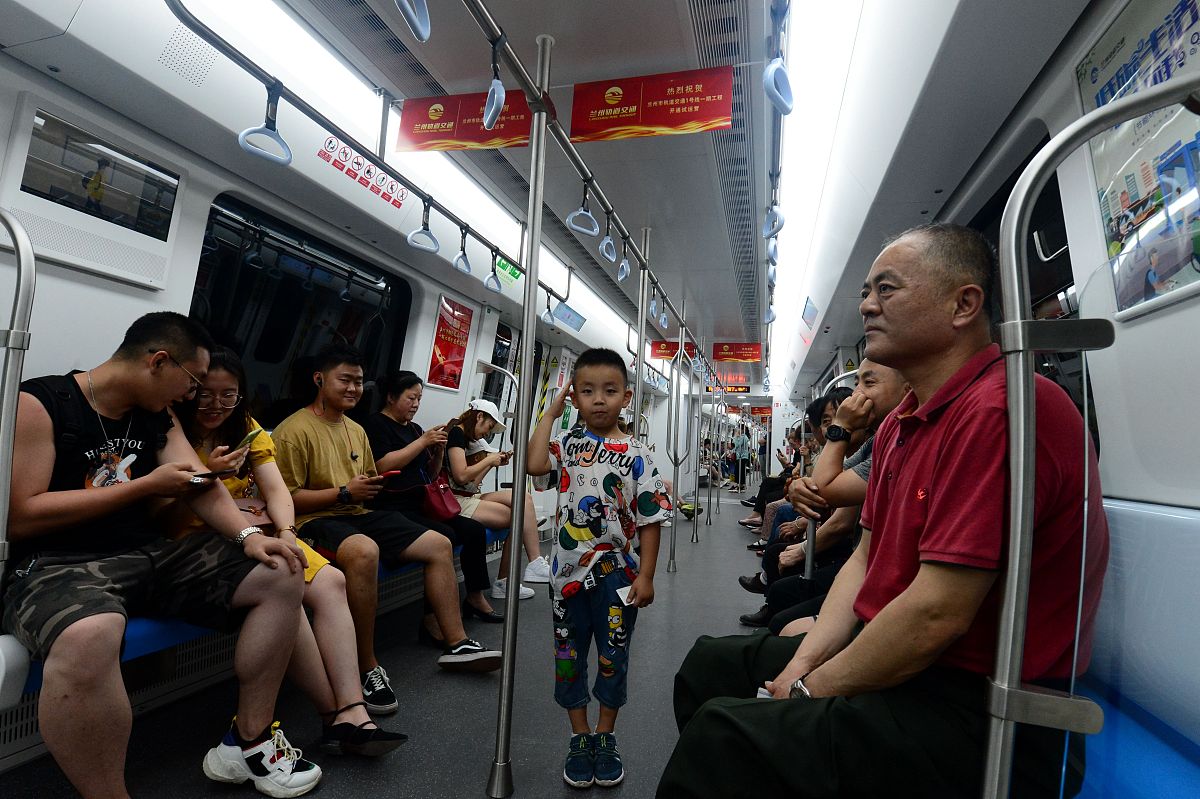 广州地铁抢座事件：反思公共交通文明