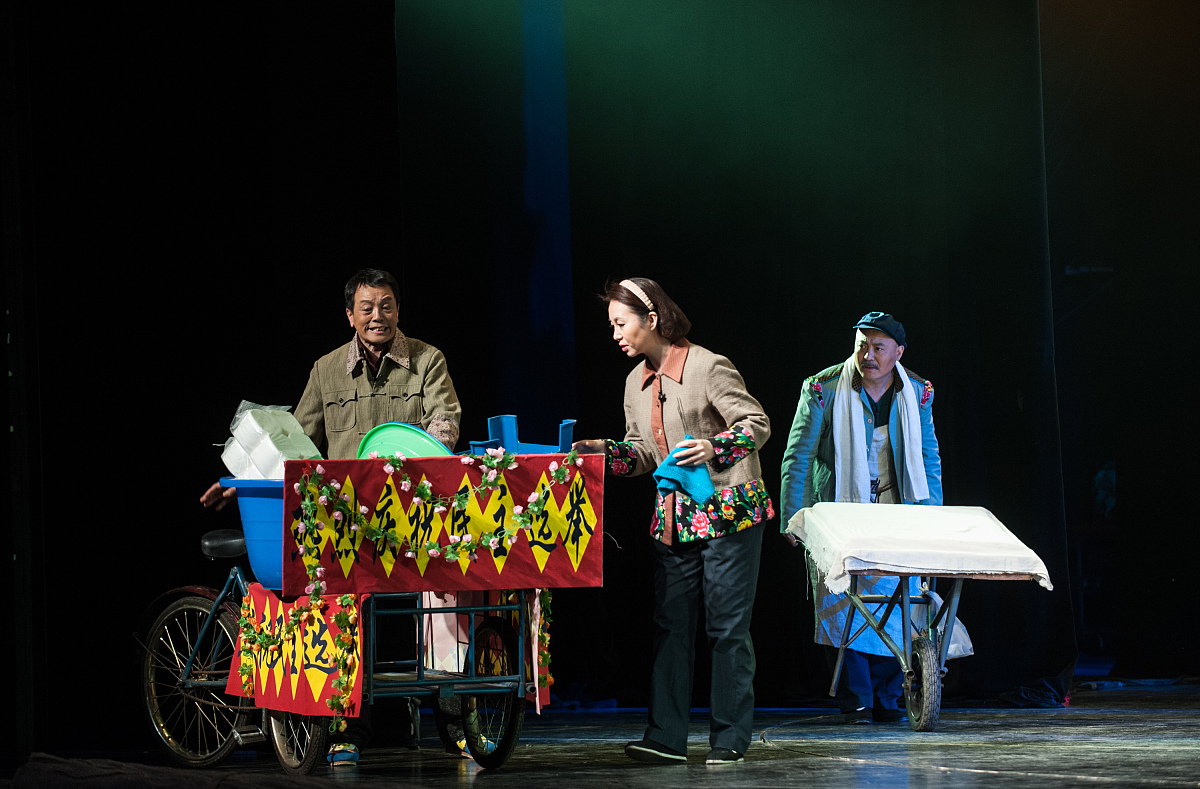 2015年4月<strong>7</strong>日,北京,演员在表演话剧《代理村官》.