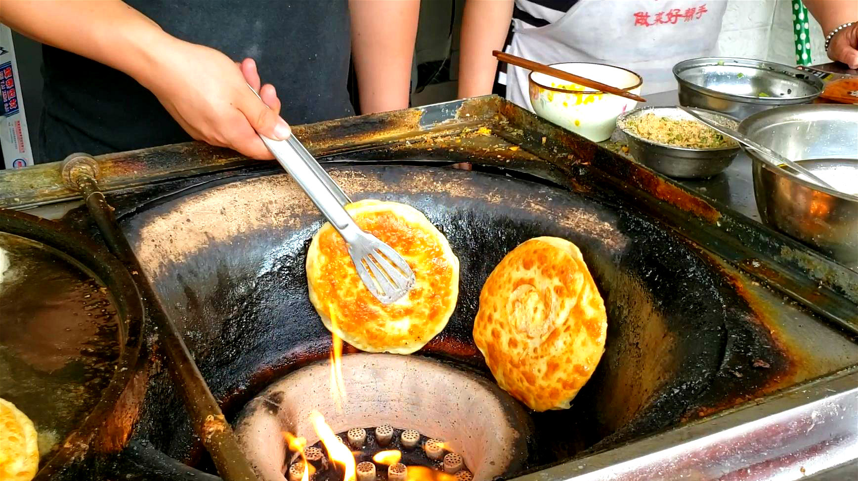 火炉上烤出来的鸡蛋灌饼,6块钱一份,金黄酥脆真的好吃