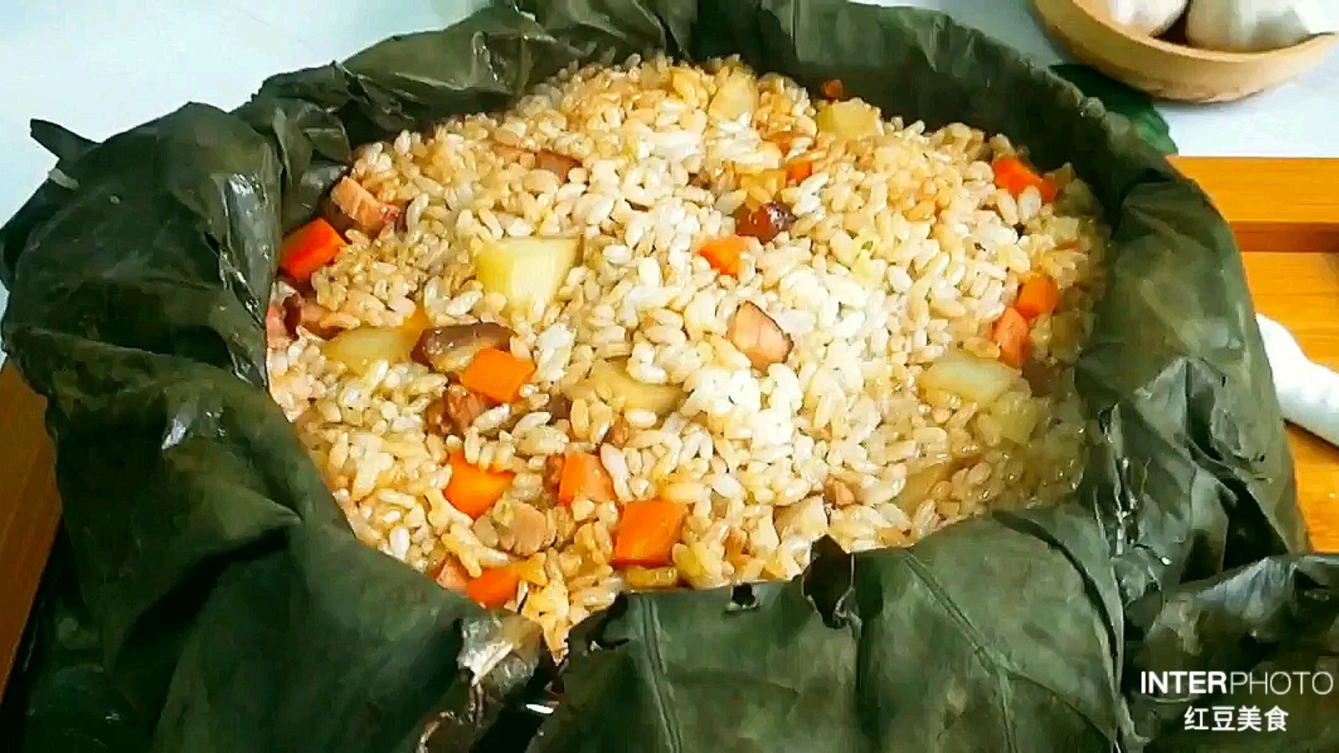 这样吃剩饭,三碗不够吃~腊肉荷叶饭
