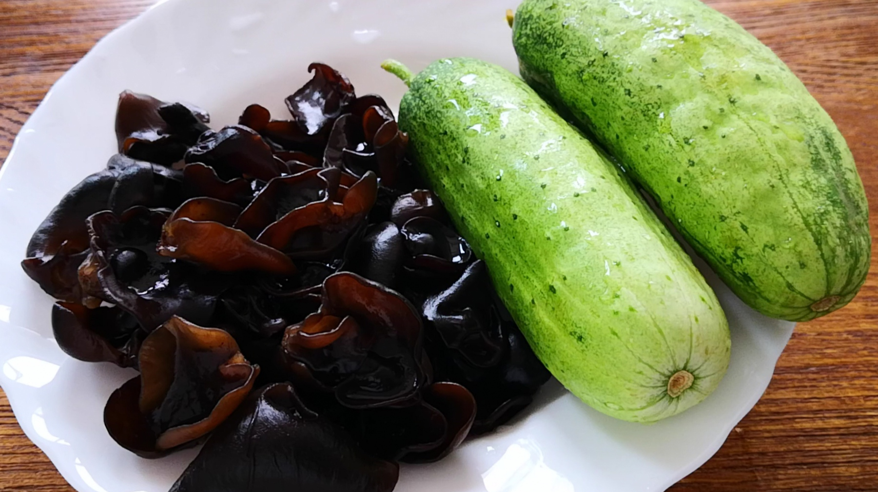 立秋后,黄瓜别再凉拌了,加些木耳简单一做,居然这么好吃,真香