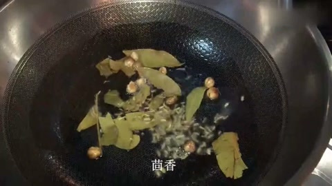 原来柴鸡还可以焖着面卷子吃,他这种做法让我垂涎不已