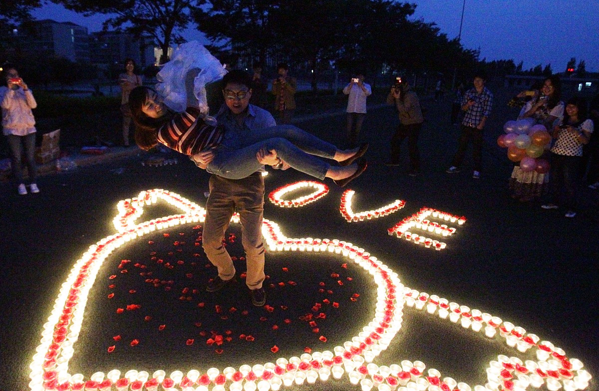 ***_***2013年05月01日,江苏省徐州市,谢娟答应胡传甲的求婚后,胡传甲
