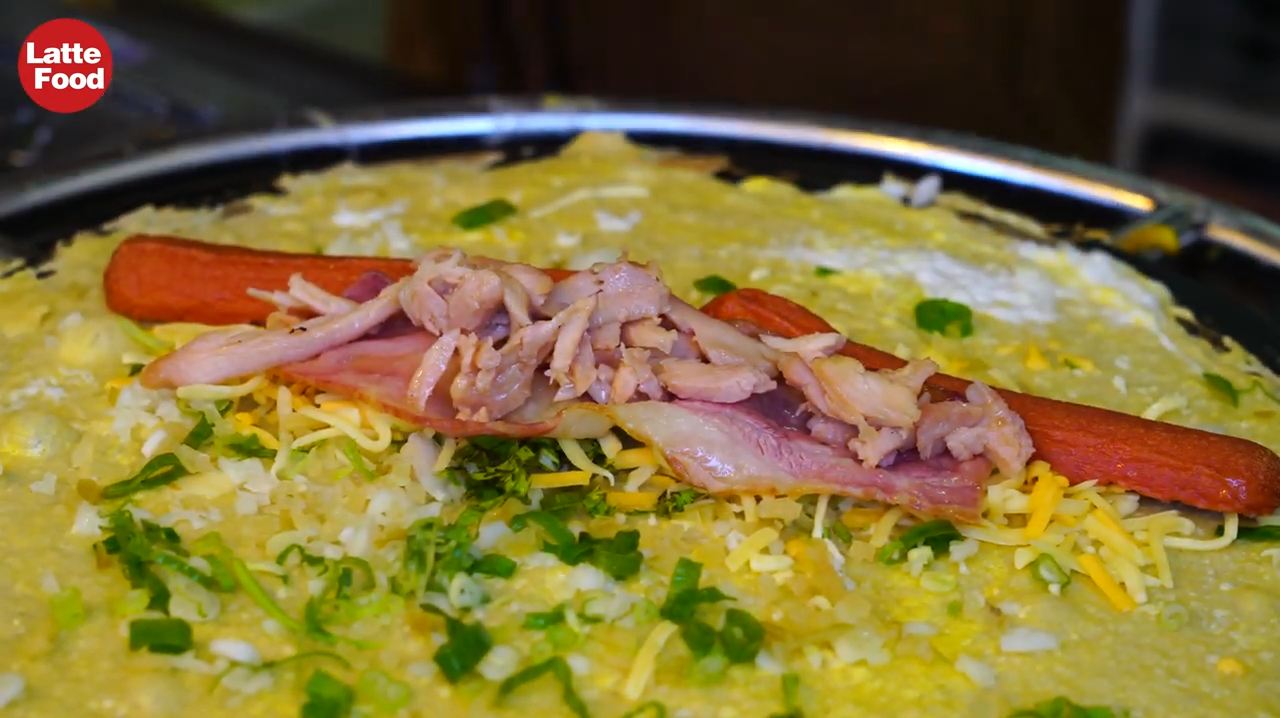 台北这家的煎饼果子,有名又好吃,看看放了多少肉?老板娘真实在