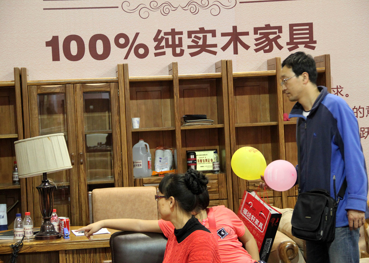 ***_***2012年4月8日,北京,市民在选购实木家具.+++_+++家具,北京家博