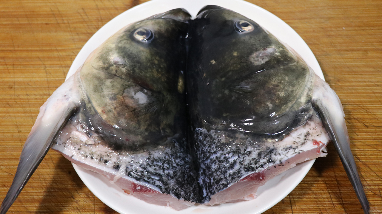 鱼头不要炖汤喝了,大厨教你川菜做法,麻辣鲜香,肉质鲜嫩没腥味