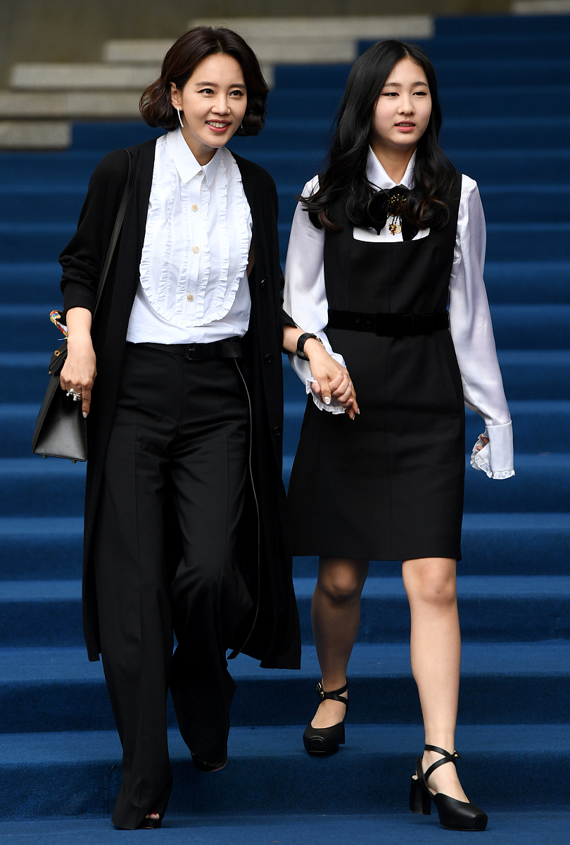2018秋冬首尔时装周:李秉宪娇妻李珉廷白西装干练 李多熙红衣妖艳
