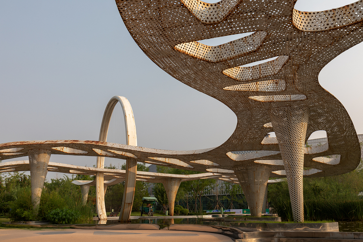 以中国的现代化建设为什么不能走西方国家现代化的老路为主题自拟标题写一篇1000字的论文要求逻辑清晰格式工整语言优美