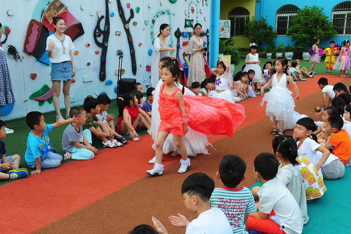 我是一名幼儿园教师我们园部在六一儿童节时给幼儿开展了游园会活动游戏内容包括《滚球入洞》、《气球车》、《水果忍者》、《太空沙》、《歌舞表演》、《捞小球》、《自制扇子画》这几个请根据以上信息撰写一份活动开展完毕以后的反馈和分析反思