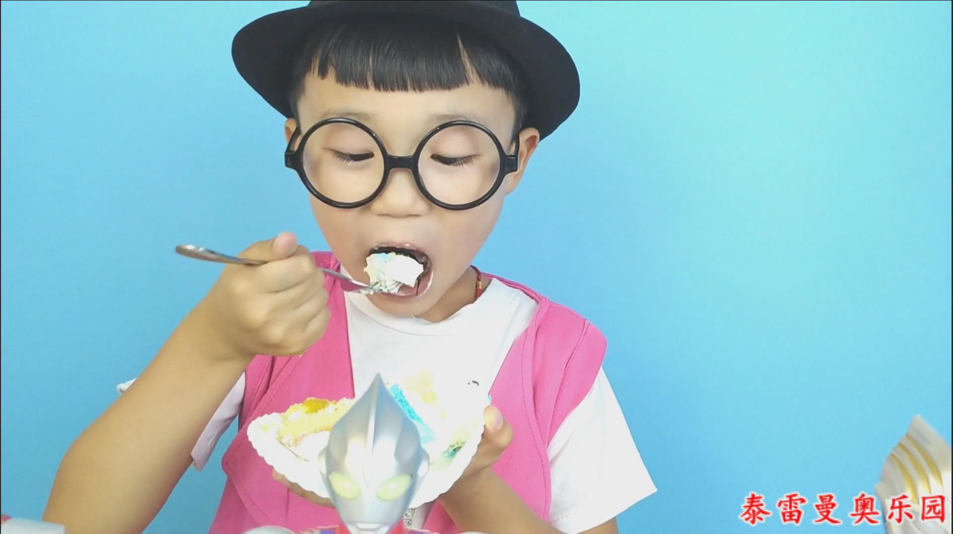 罗索和布鲁奥特曼没有吃过蛋糕,小泽买来米老鼠蛋糕给他们吃