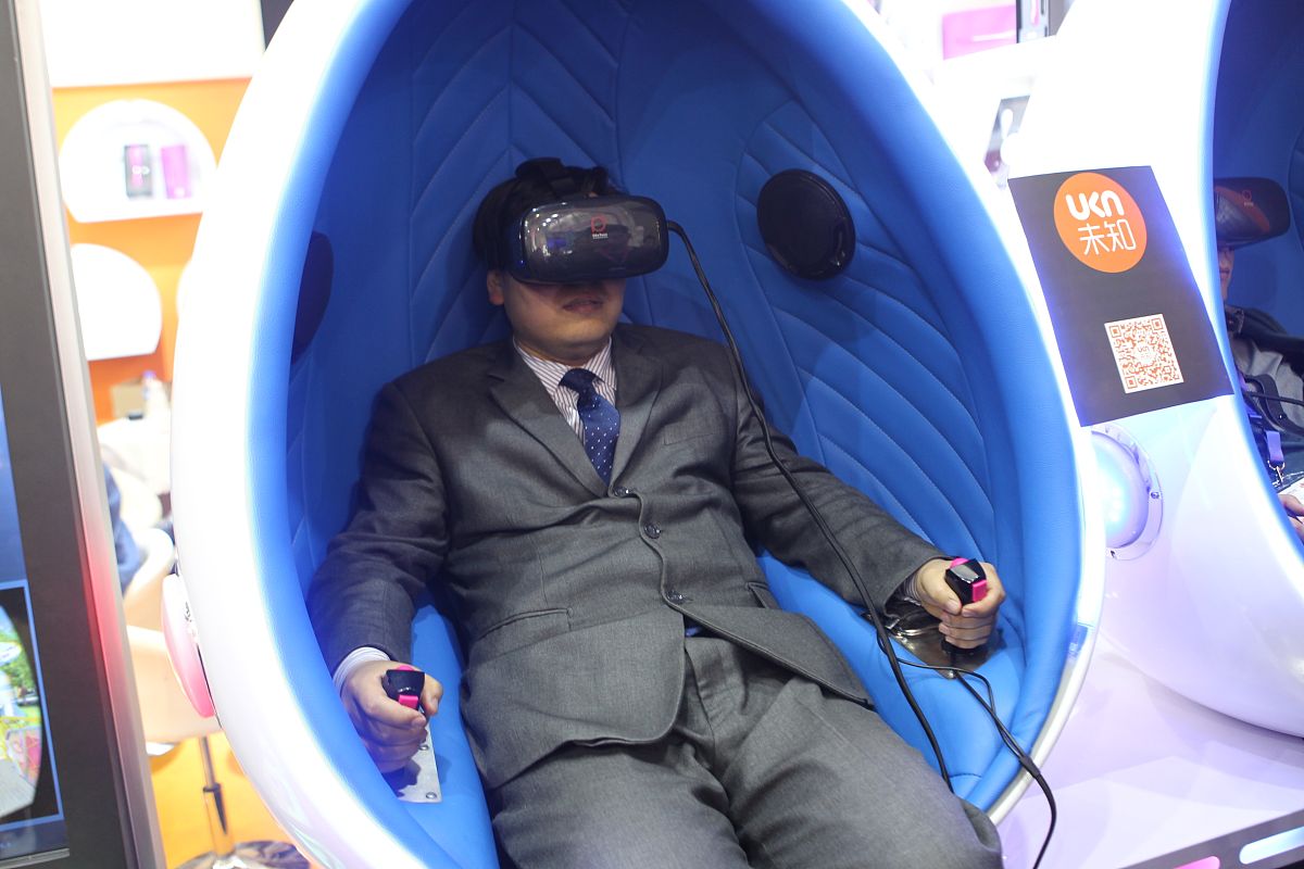 虚拟现实技术（VR）助力克服飞行员恐高：安全有效的模拟训练