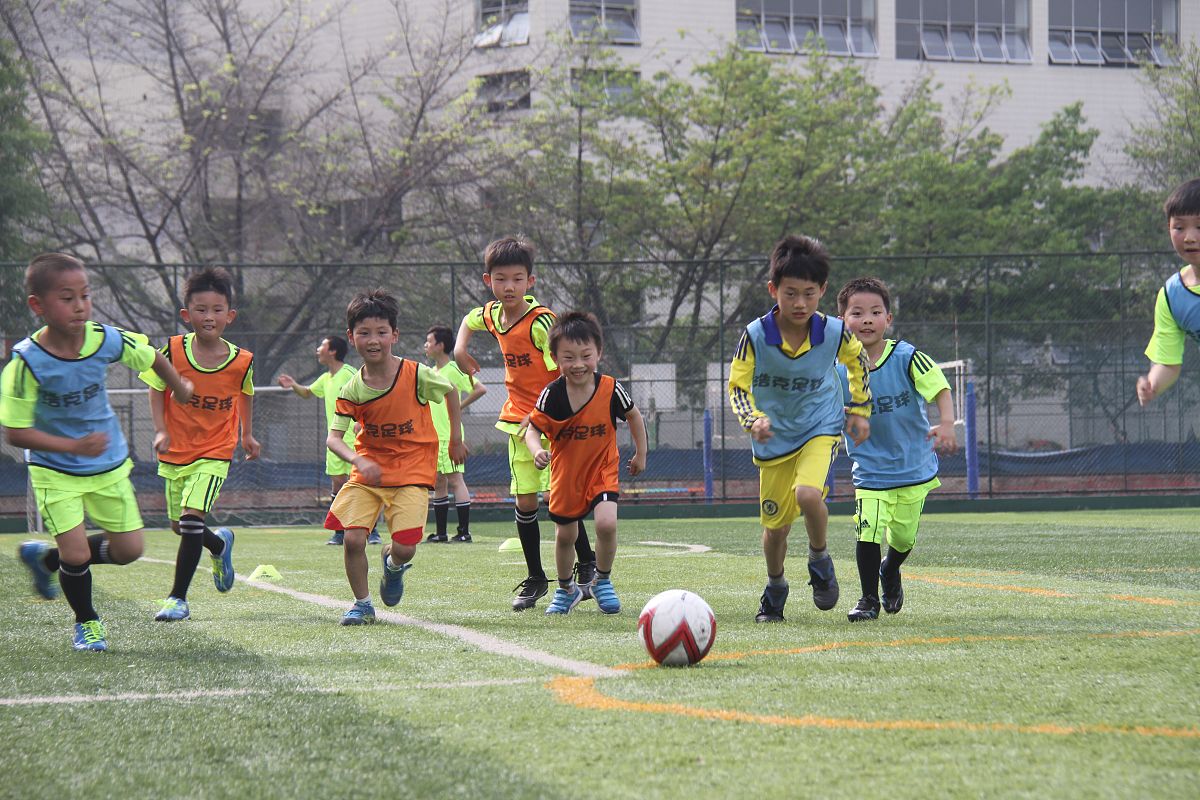 小学校园足球梯队建设方案加上足球训练计划不少于10000字