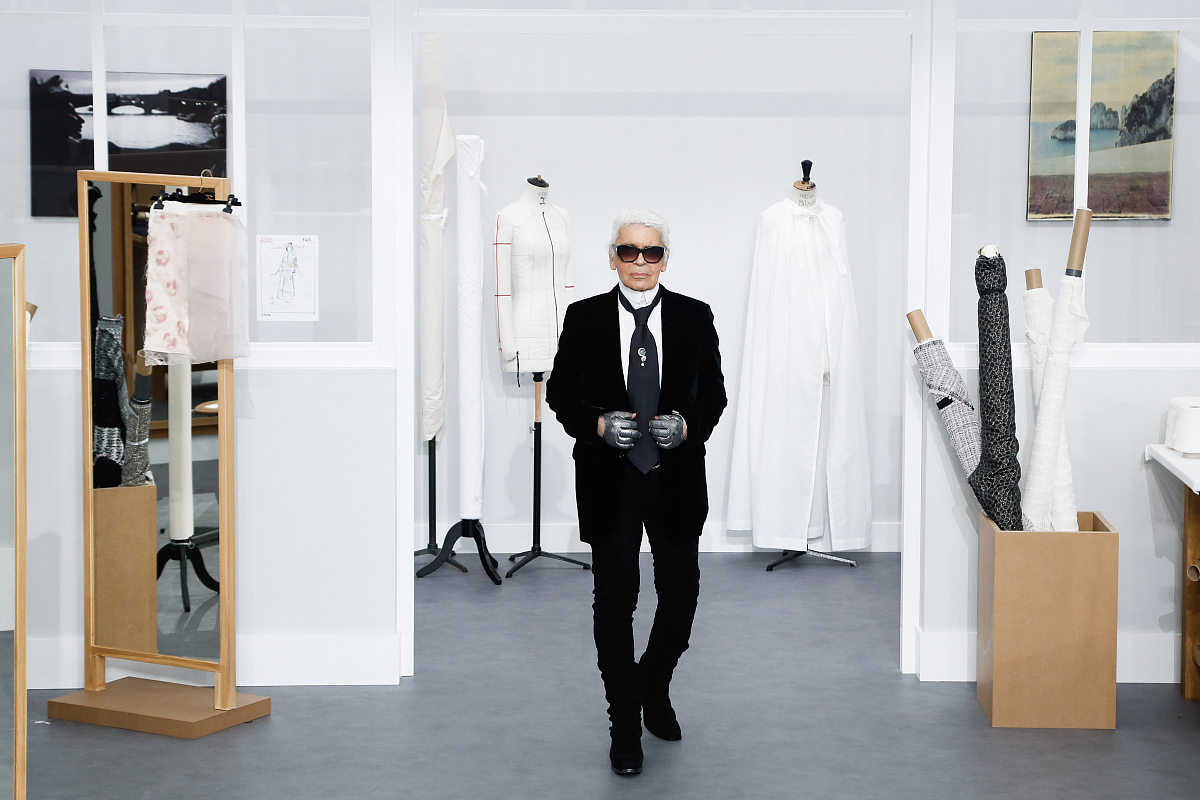盘点:老佛爷karl lagerfeld去世  昔日t台谢幕照合集