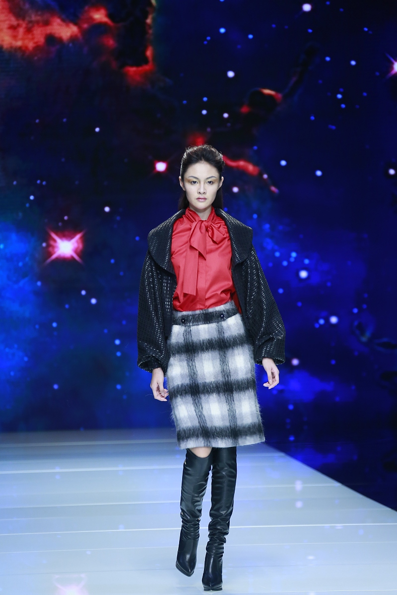 优雅精灵角色设计：银发魔法师，温柔与力量并存