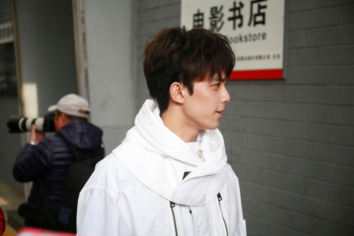 2018艺考:吴磊现身北电三试抱考试袋入场 白衣帅气清爽微笑暖心
