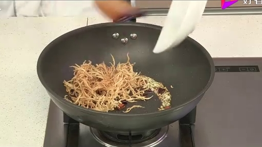 简单又快手的家常小吃,还可以当做孩子的零食,银鱼很健康哦!