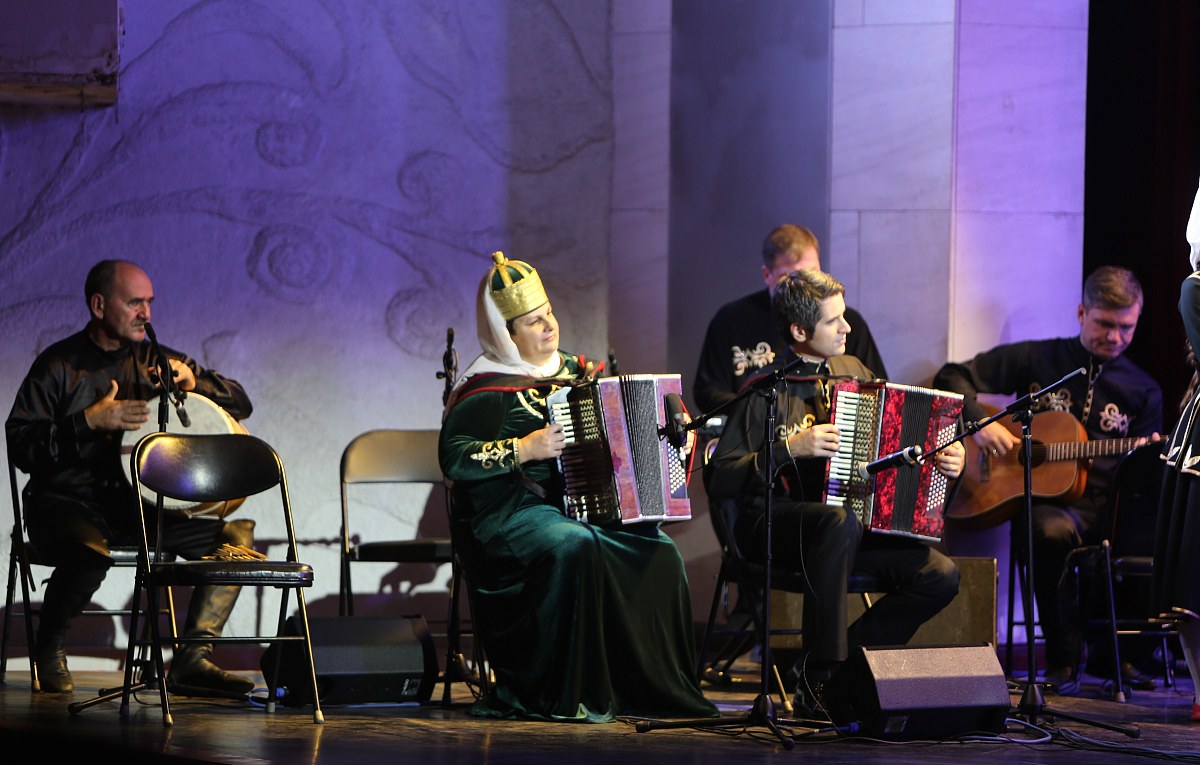 以俄罗斯文化的硬核与热情为题写一篇1200字文章