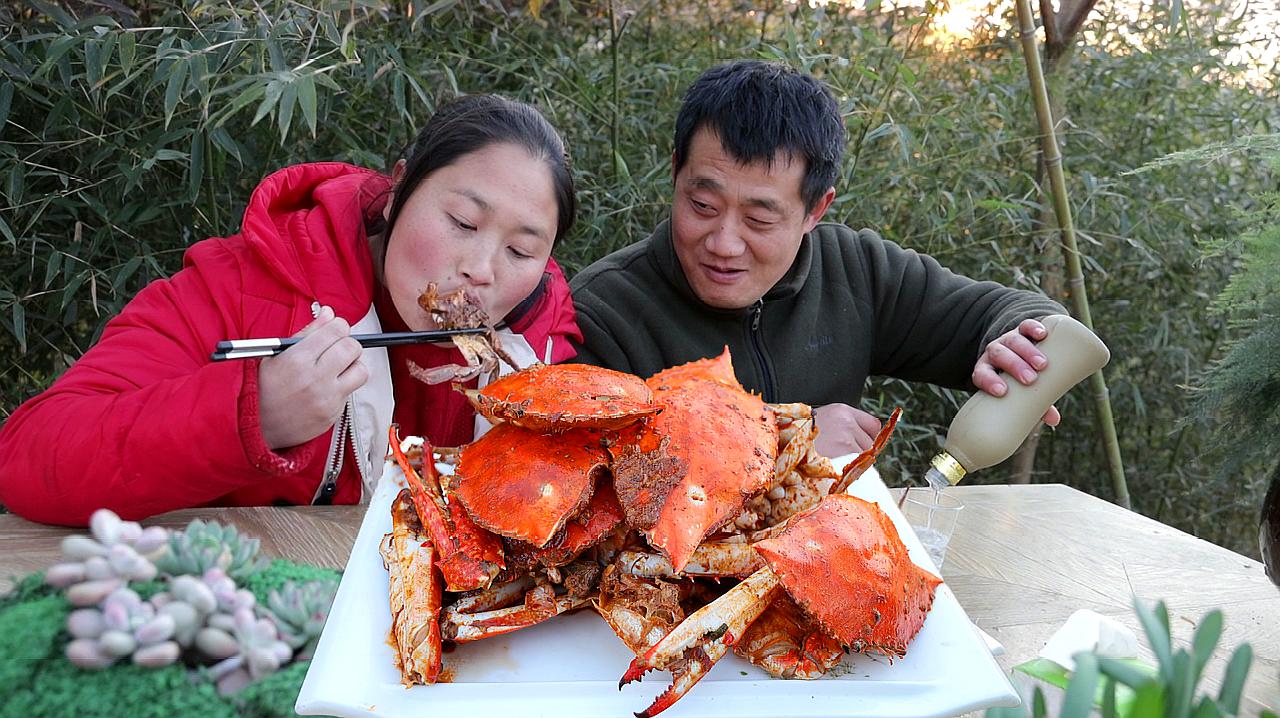 [图]胖妹砍柴归来，老公烧5斤香辣梭子蟹，色泽诱人，俩夫妻啃过瘾