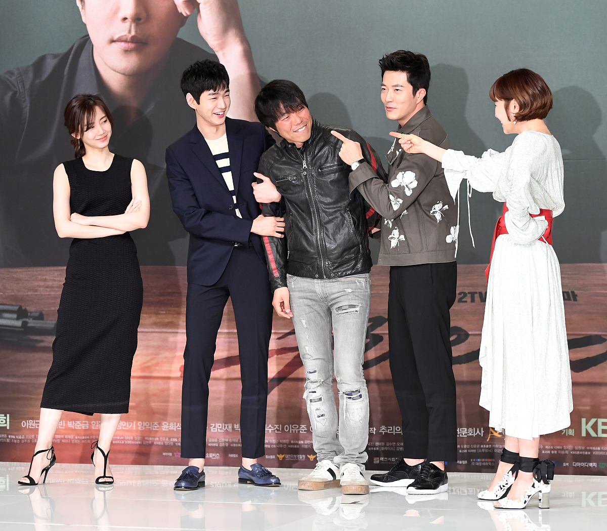 逻辑推理题：谁穿什么颜色？