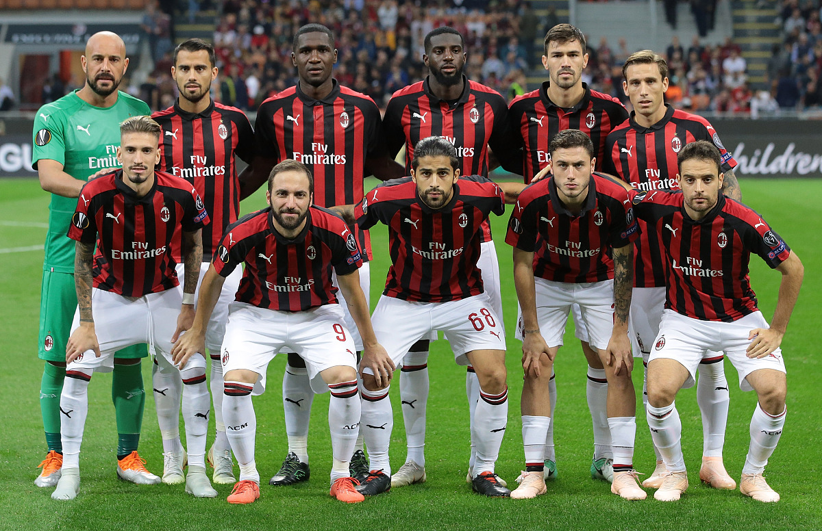 请用中文对后面网站内容生成总结不要少于10个句子 httpswwwcbssportscomsoccernewsac-milan-vs-napoli-odds-picks-how-to-watch-live-stream-time-april-2-2023-italian-serie-a-predictions