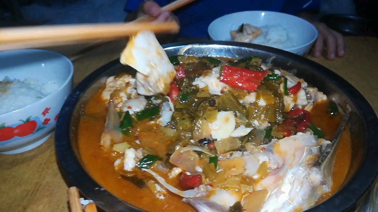 川妹子做了一道农村版的酸菜锅巴鱼是老妈的最爱