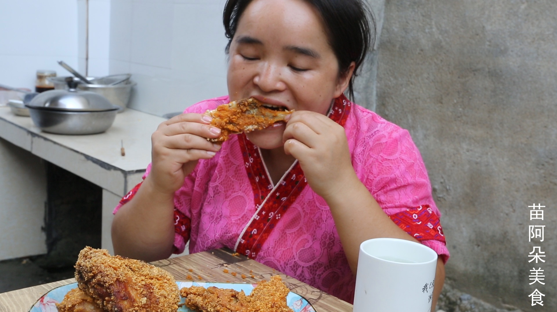 苗大姐炸九九的鸡吃,裹上面包糠,脆脆的半只鸡就没了