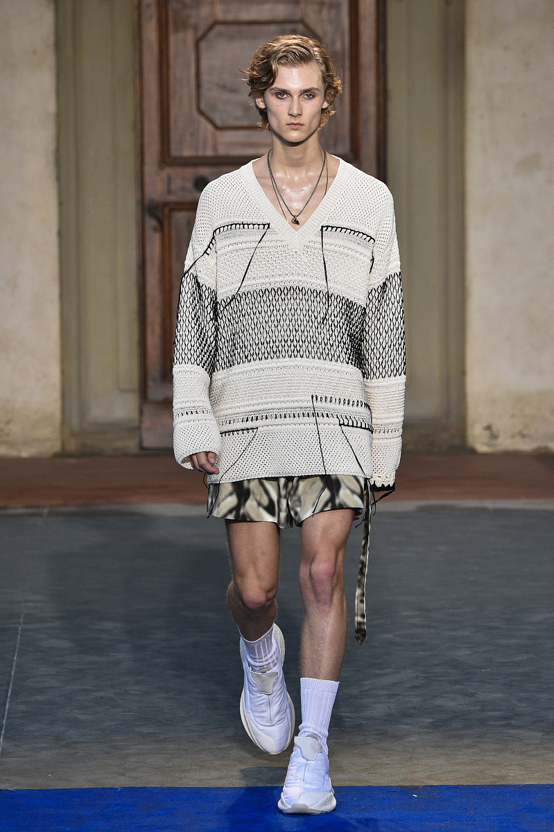 走路摇微博：危险行为？你不可不知的风险！