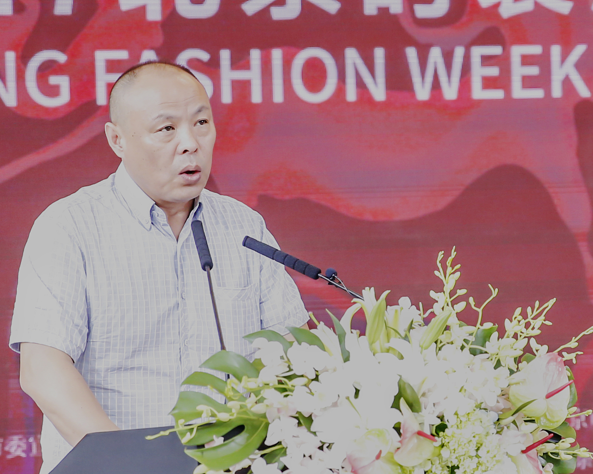 写一篇爸爸在女儿周岁宴的致辞包含回顾一年来女儿的成长以及对女儿美好未来和美好人生的祝福