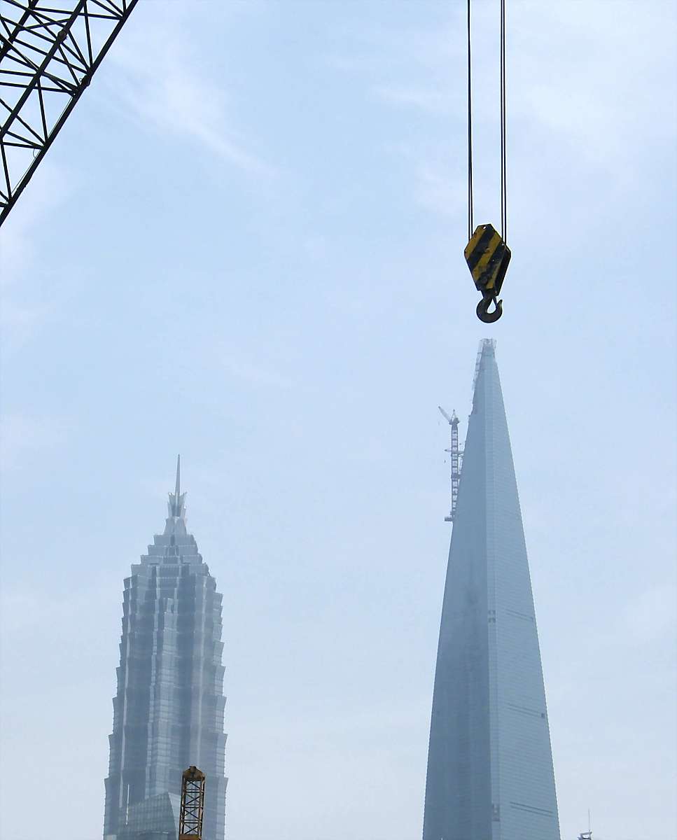 2008年4月27日,上海,位于浦东的地标性建筑金茂大厦和环球金融中心.  