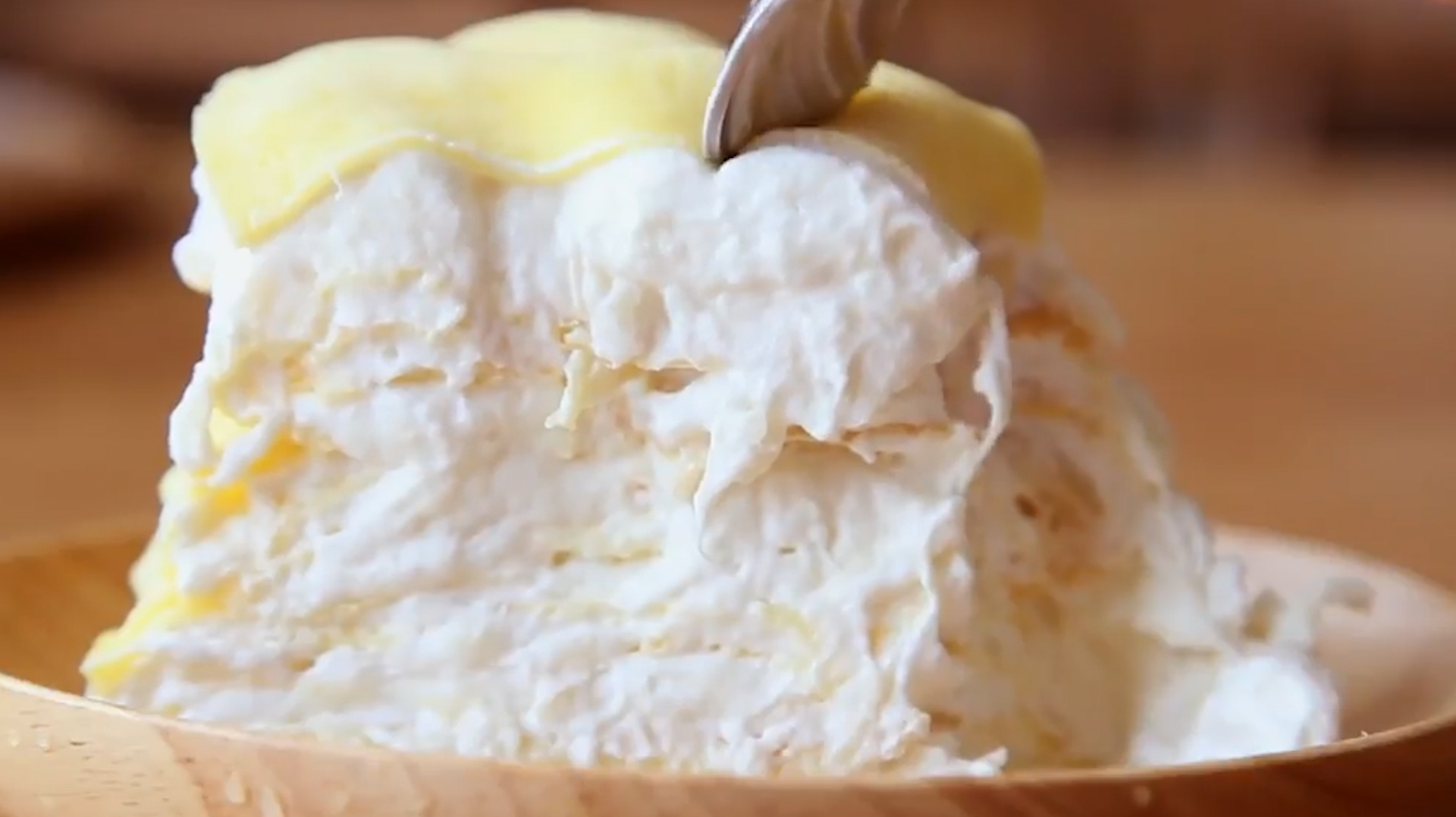 教你在家自制榴莲千层蛋糕,不用烤箱,切开食欲大增