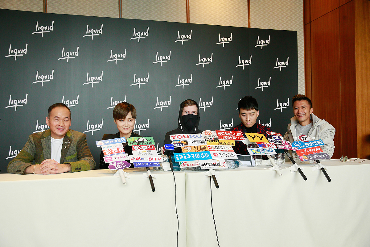 帮我给内容想个标题内容是近日SMG校园联盟开设了一堂富有趣味性的周刊课程吸引了众多学生的关注。在课堂上唐老师为我们带来了自主探究的学习方式鼓励我们积极参与讨论和交流。 在课程中我们选择了一篇关于青少年阅读兴趣的文章作为研究对象并进行了深入的探究和讨论。唐老师还为我们提供了相关建议帮助我们更好地理解和应用所学内容。 整个课程充满了活力和思维碰撞让我们不仅学到了新的知识还培养了批判思维和合作精神。我们