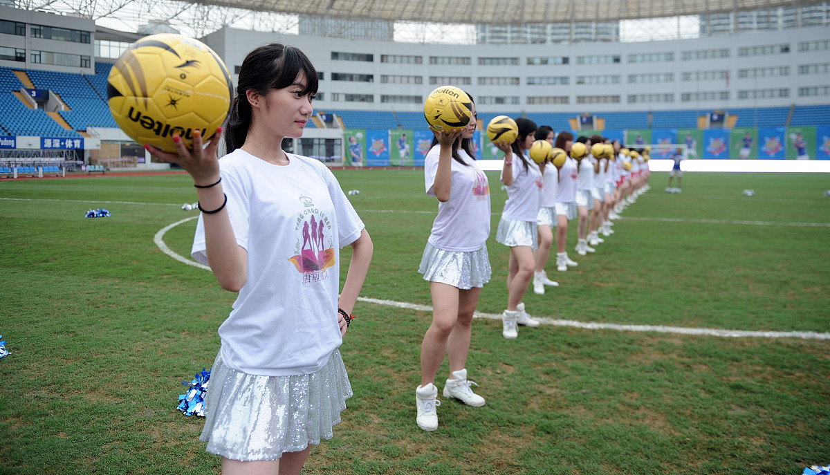 我们足球队和另一个中学搞了一次足球比赛对方十分重视还组织了女生拉拉队结果他们输给我们0：12他们精神都不好了请写一篇搞笑的报道